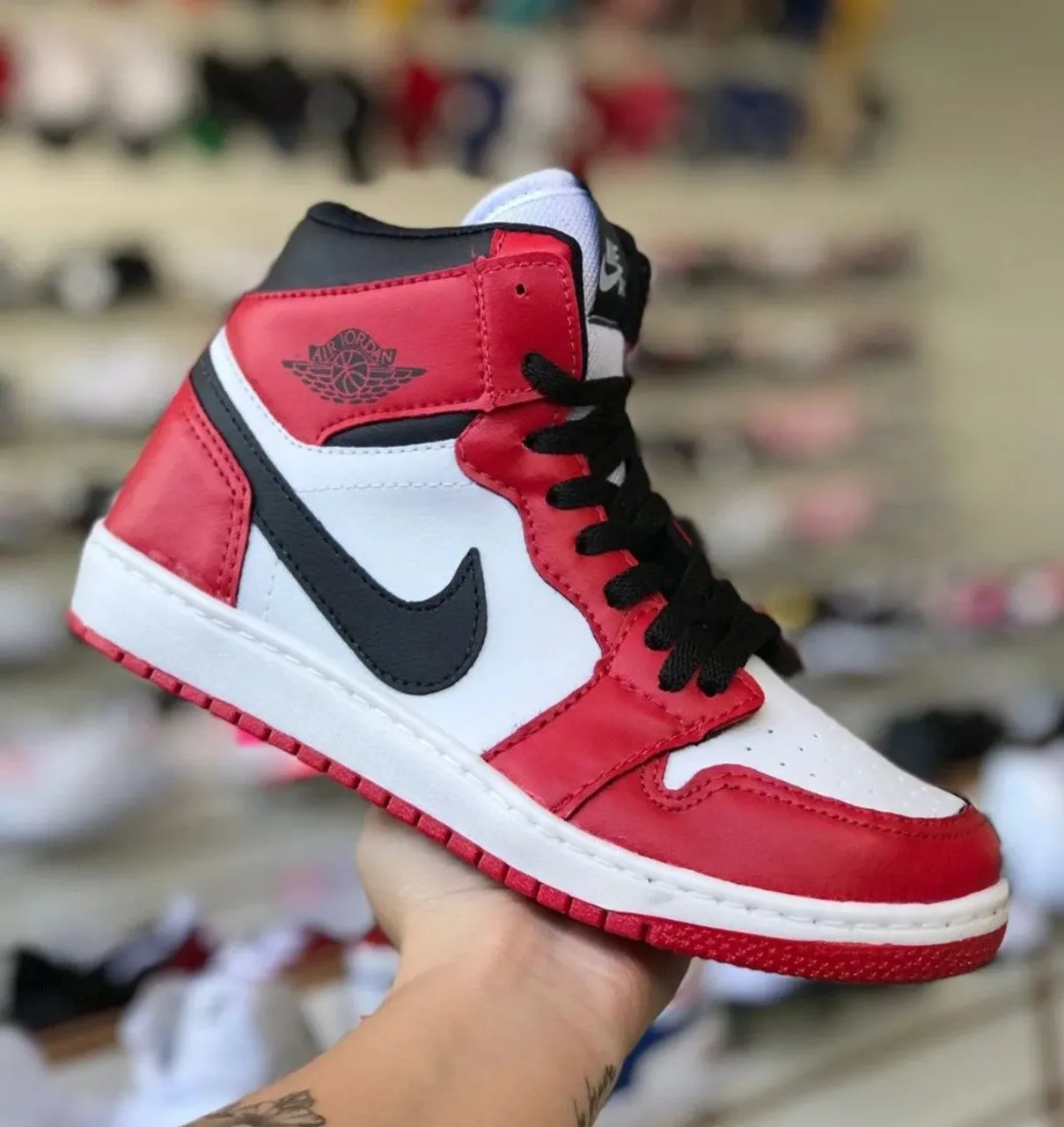 Tênis Air Jordan vermelho com branco e preto