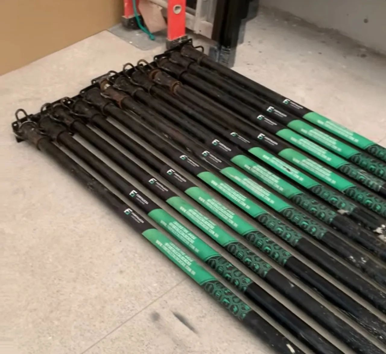 Escoras Metálicas Andaime prancha escada cavalete e equipamentos alugar construção pintura