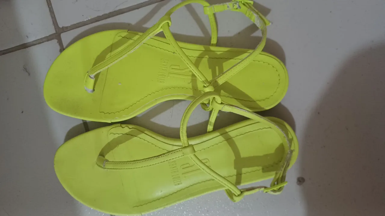 Sandálias femininas verde neon Santa Lolla