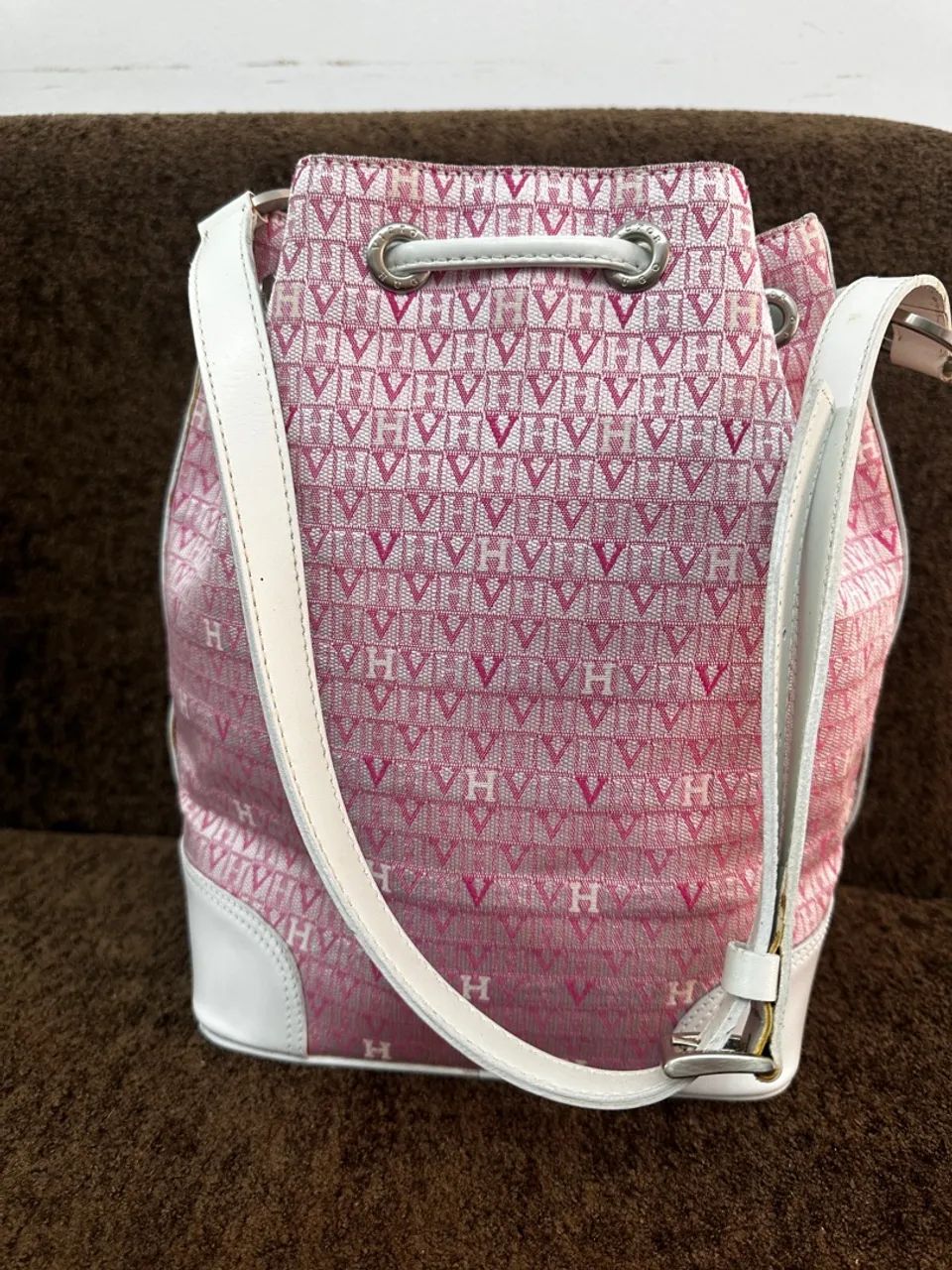 Bolsa Victor Hugo - Saco - Jacquard - Rosa e branca - Foto 2