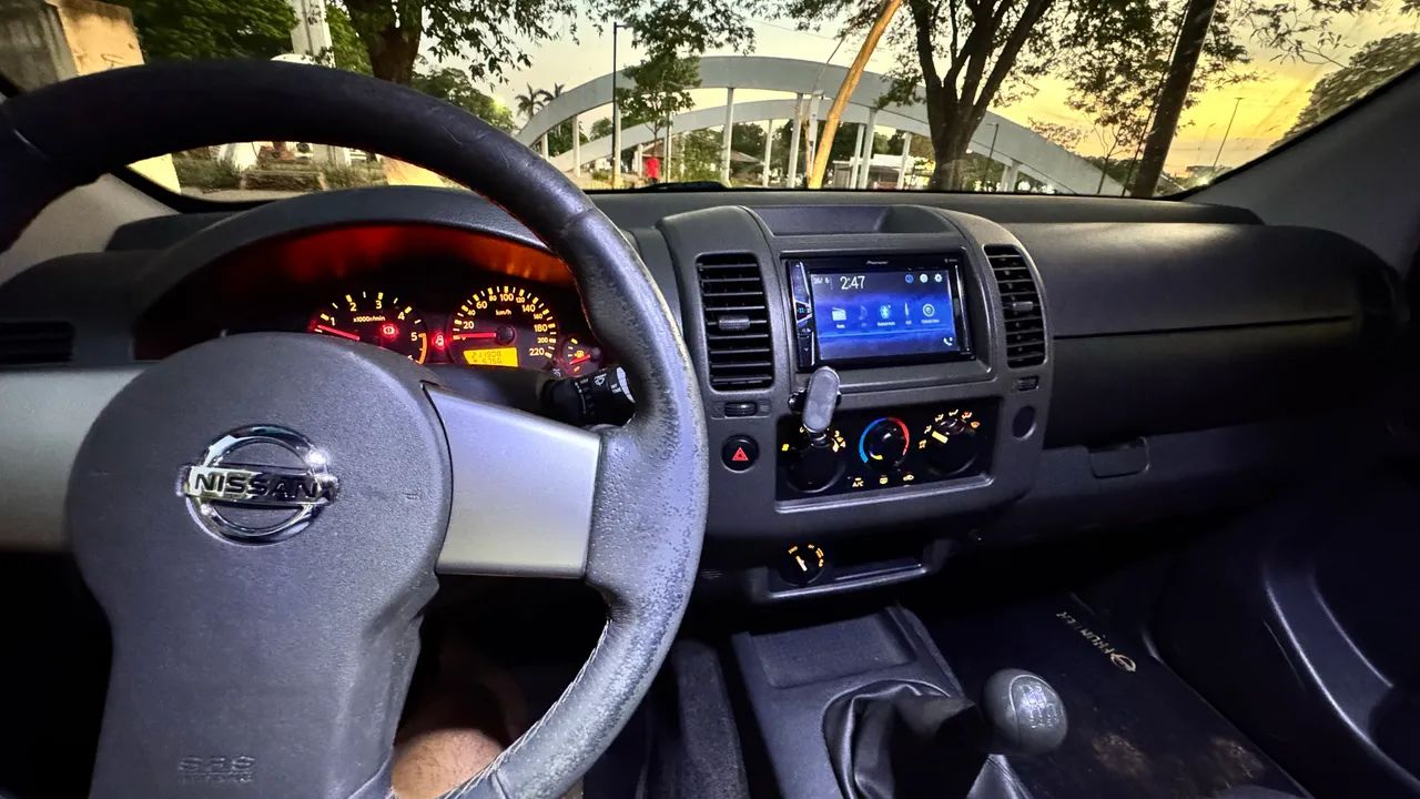 Nissan Frontier XE CD 4X4 2.5 TB Diesel 2013 - Foto 5