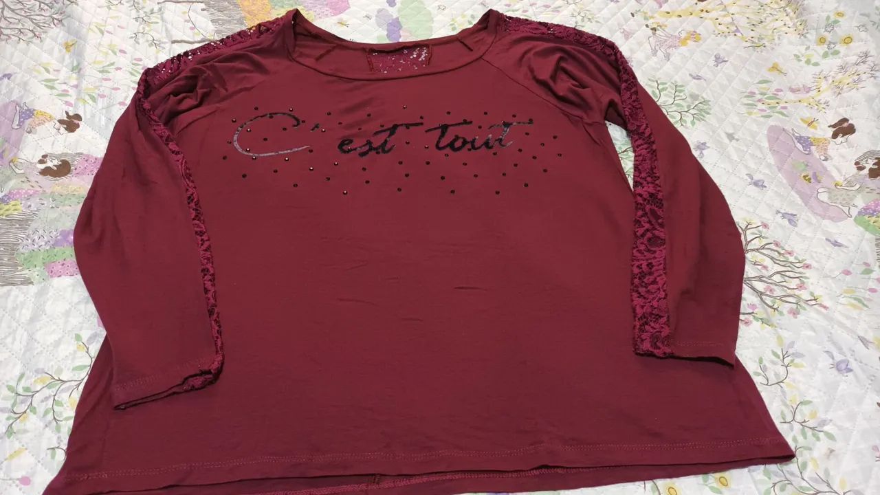 Camiseta manga longa bordô com renda Plu size