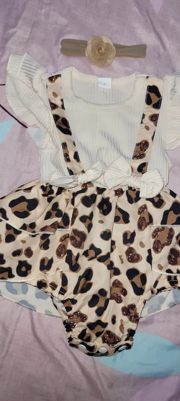 Body de bebê com saia de onça, veste até uns 6 meses.