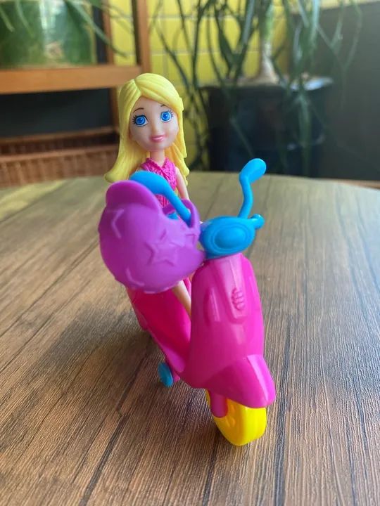 Boneca com Motocicleta - Brinquedo Infantil Polly 