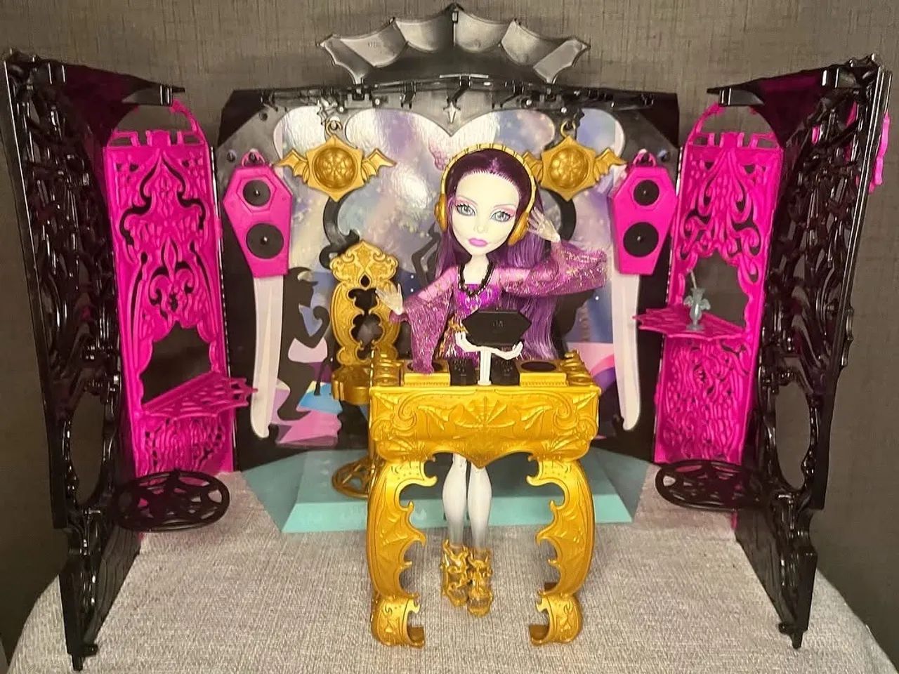 Boneca Monster High Spectra Vondergeist DJ Booth Playset - Foto 2