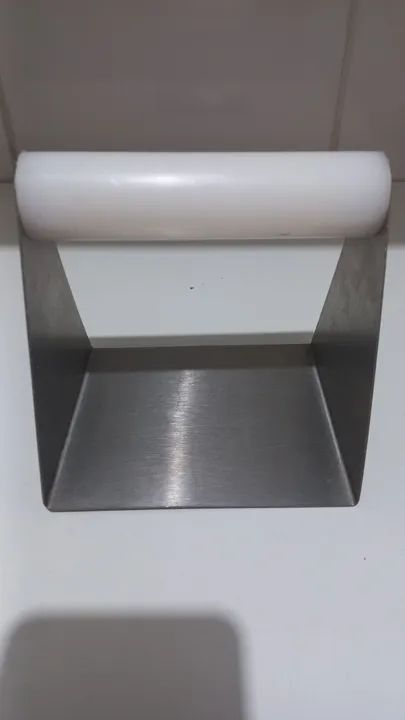 Utensílios para hamburgueria em aço inox - mantegueira, nivelador pão, prensa smash etc. - Foto 2