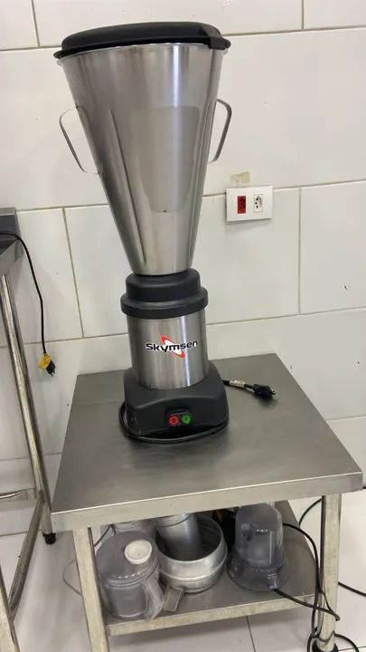 liquidificador industrial skysen 8litros, usado, batia apenas bolos. Possuo 2