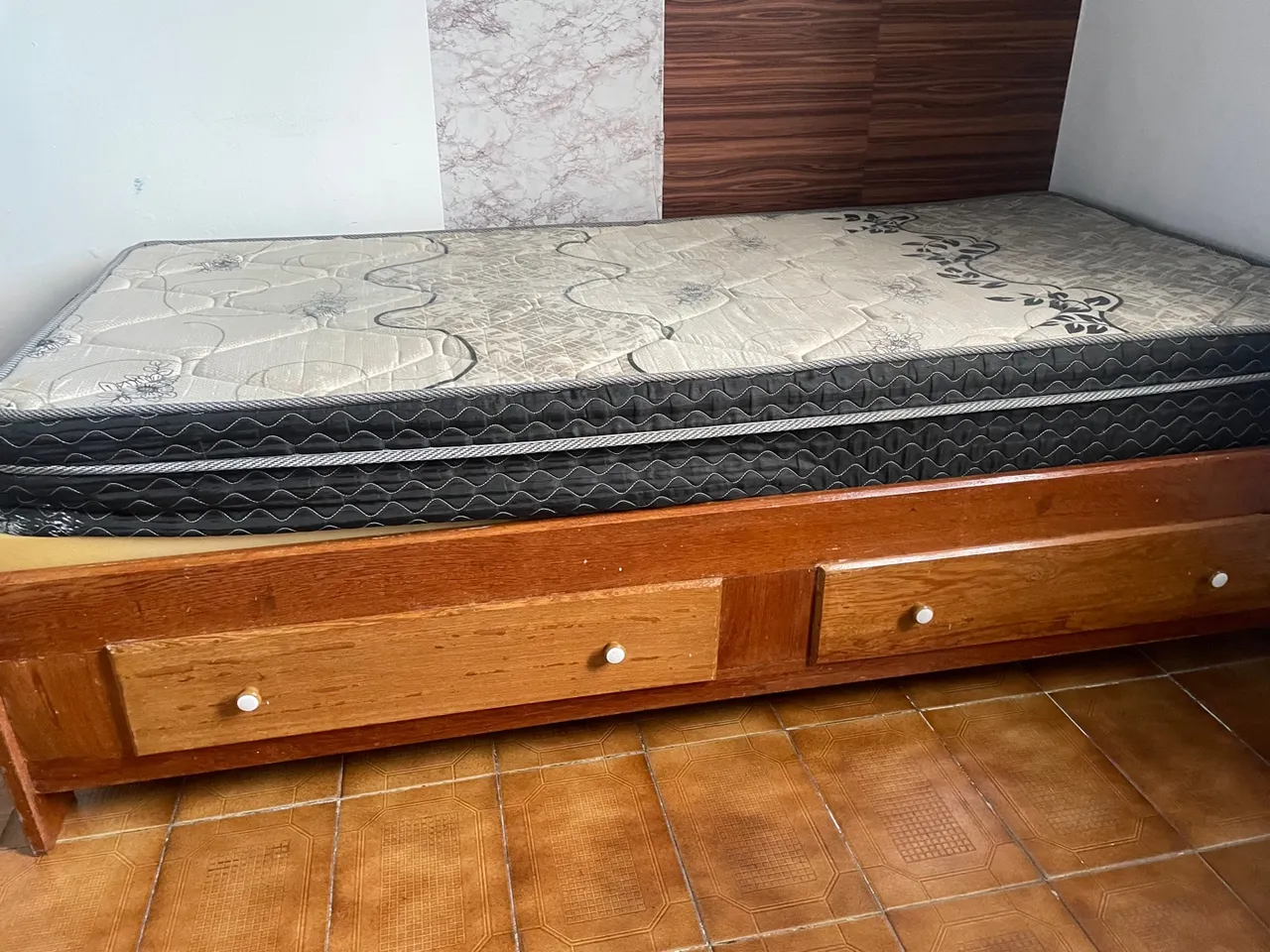 Cama de madeira solteiro com colchão