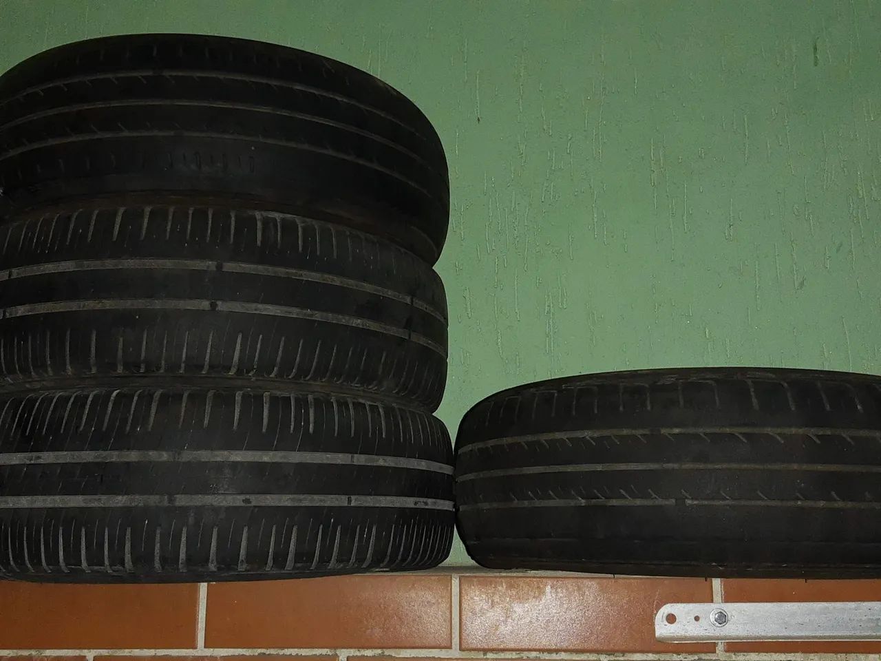 2 pneus Michelin meia vida + 2 pneus west lake brinde