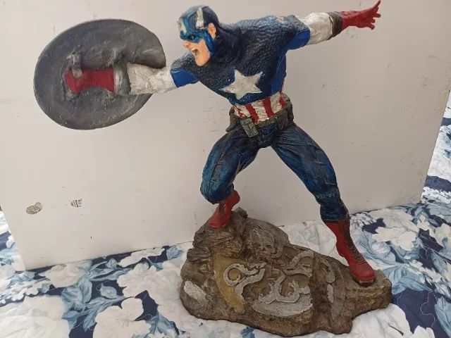 VENDA DE GRANDE MINIATURA CAPITAO MARVEL - Foto 4