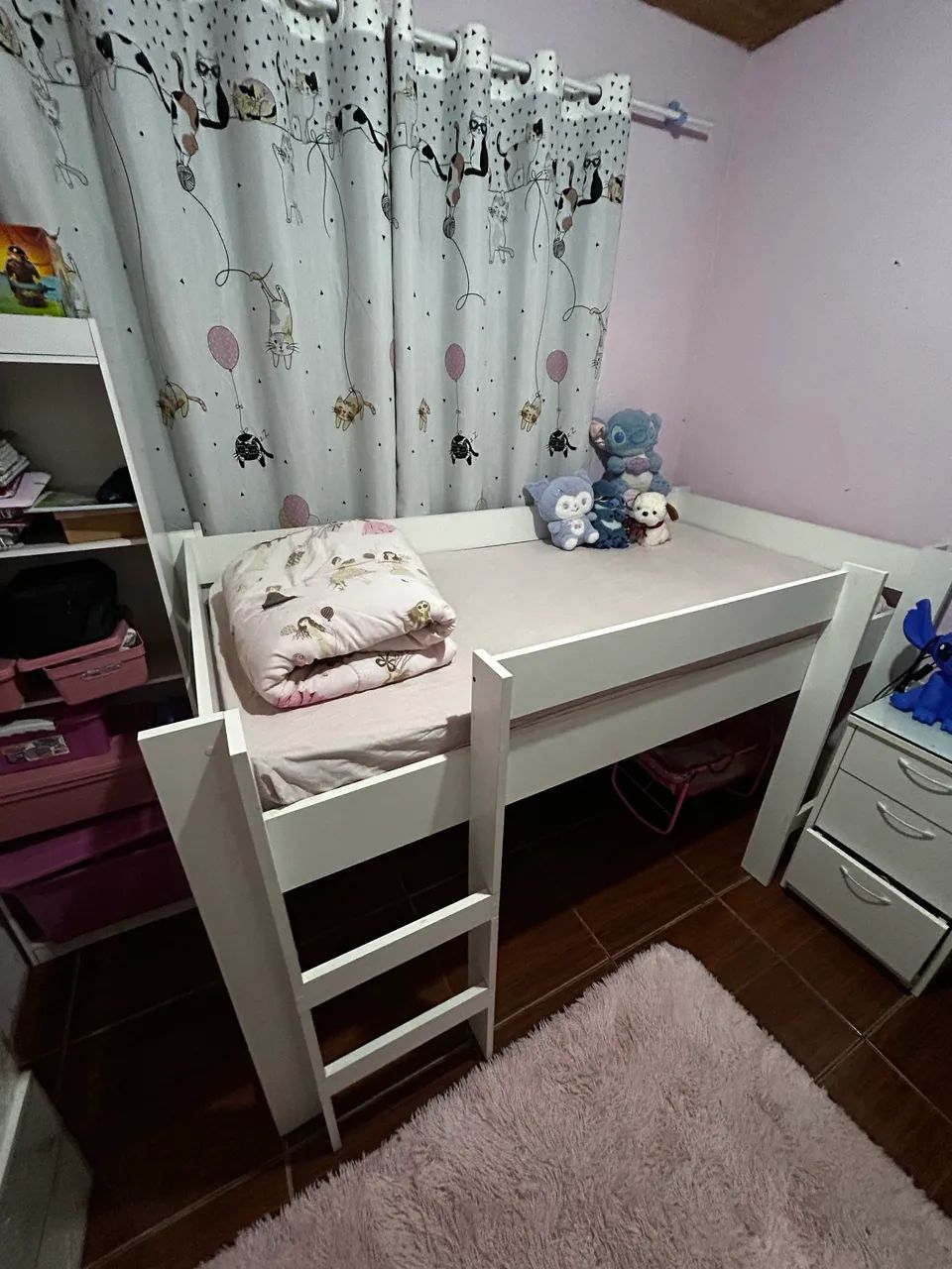 cama de solteiro elevada do chão feita por marcenaria 64840767908482120