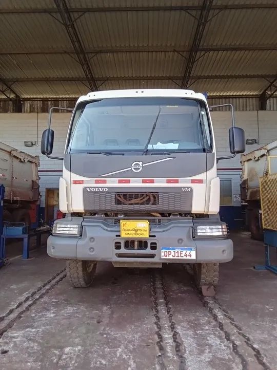 Caminhão basculante 6x4 traçado - Foto 4