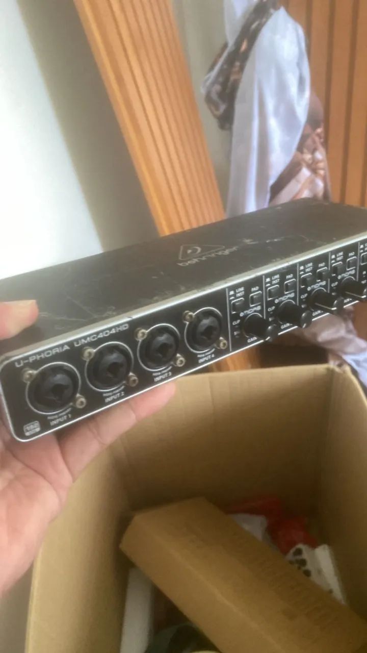 BEHRINGER 4-CHANNEL AUDIO INTERFACE64562347725569120