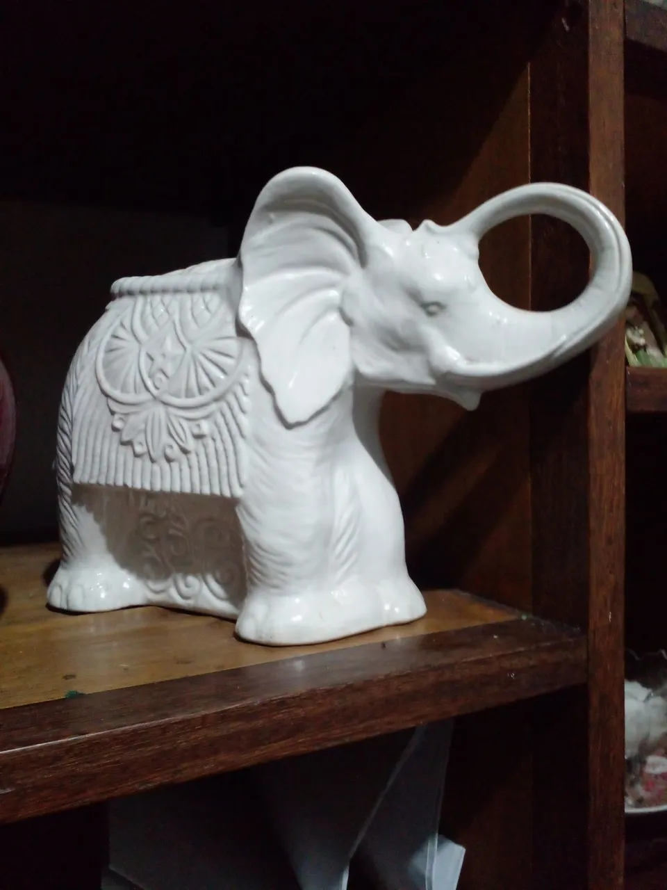 Escultura de Elefante Decorativo em Porcelana
