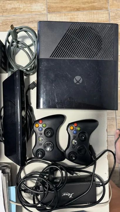 XBOX 360 - UM CONTROLE COMPLETO E 1 SEM BATERIA + KINECT - Foto 2