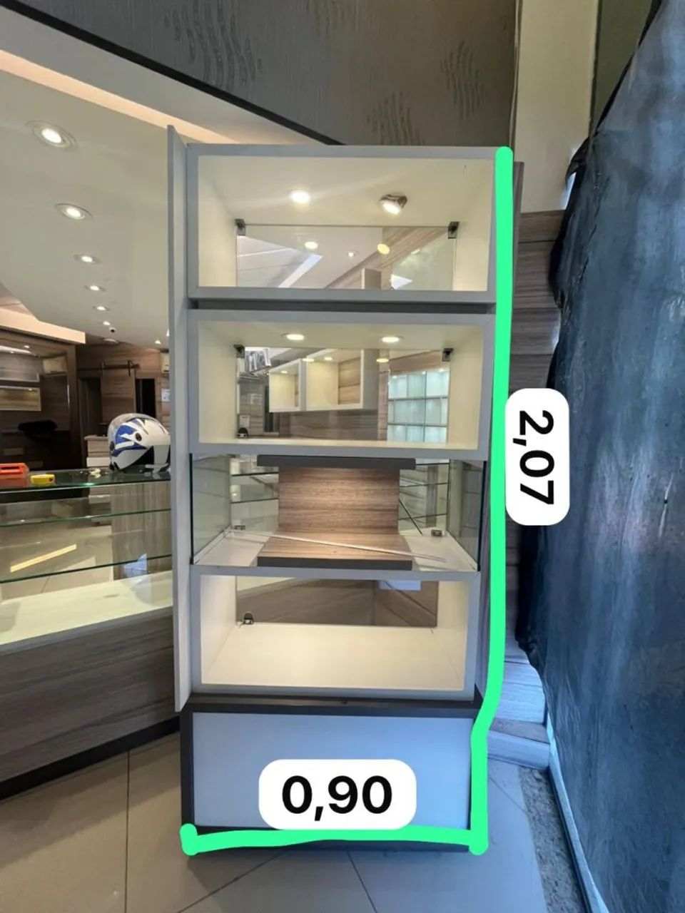 1 Balcão  com vitrine.  Ótima qualidade. Em Excelente estado.