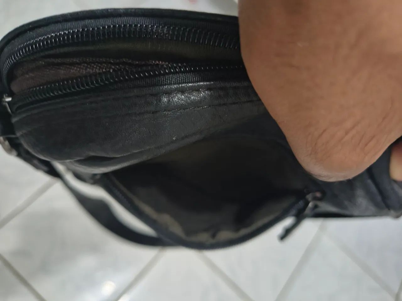 Bolsa masculina preta de ombro  - Foto 2
