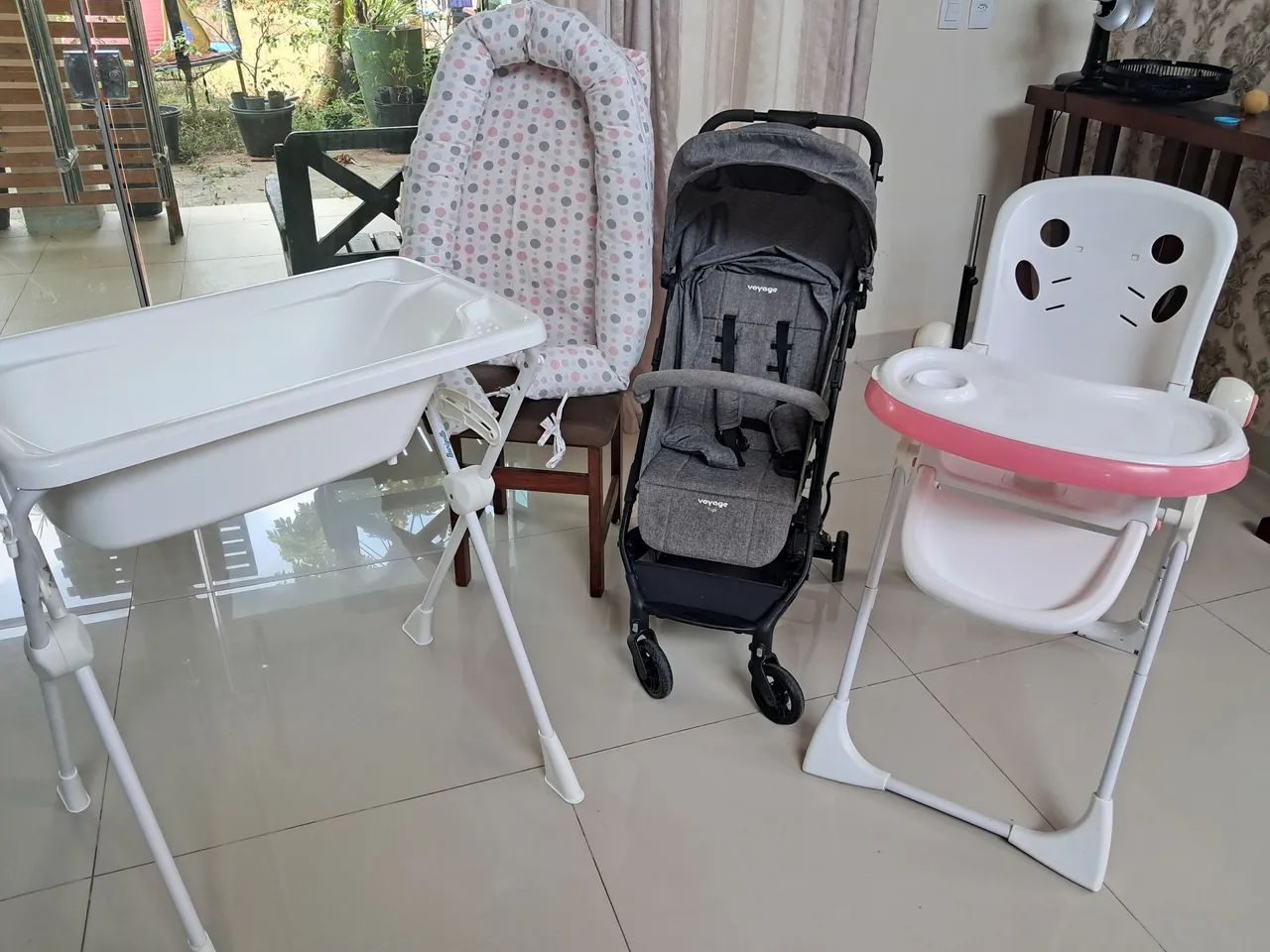 Vendo: carrinho de bebê, banheira, cadeira para se fazer refeição e aconchego para bebê. 