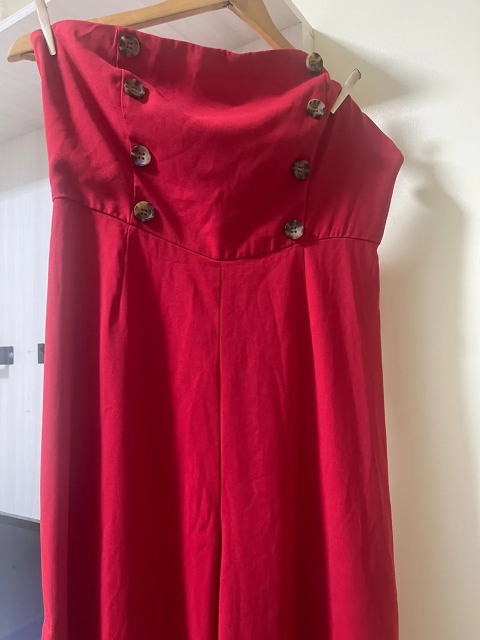 Macacão vermelho com botões Forever 21