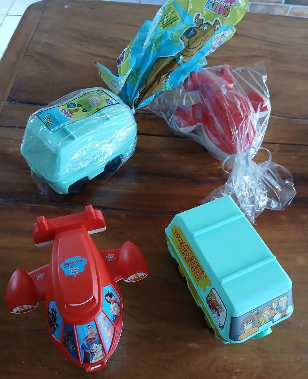 Brinquedos pascoa Scooby-Doo e aviões 