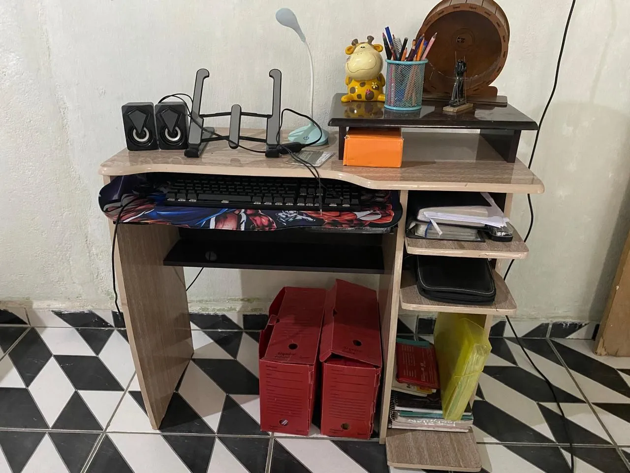 Mesa de escritório compacta com prateleiras
