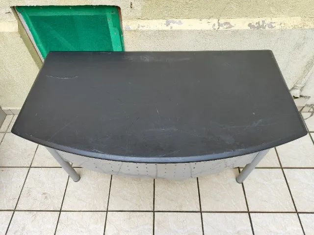 Mesa de Escritório Preta com Estrutura em Metal - 1,4m - Foto 6