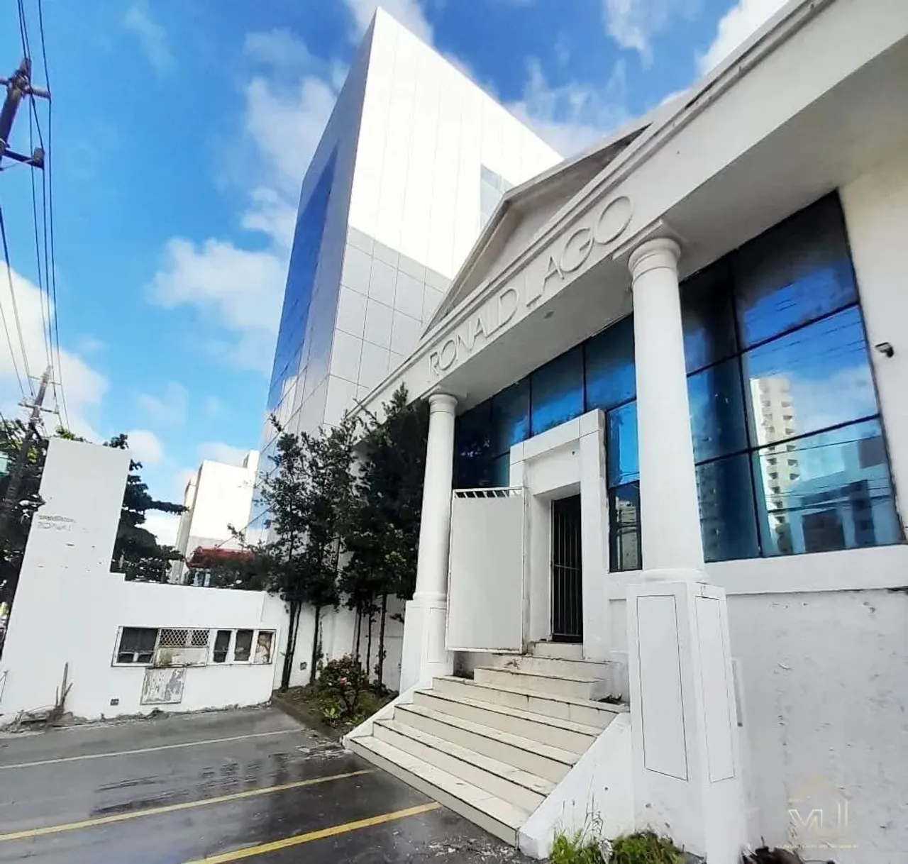 ALUGA-SE CASA COMERCIAL LOCALIZAÇÃO PRIVILEGIADA NA AV. ACM