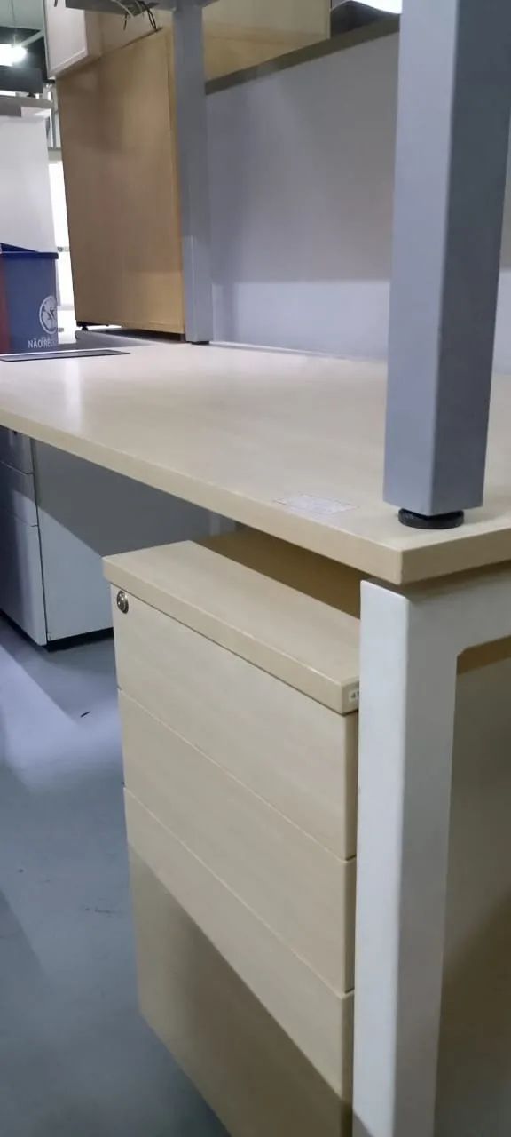 Mesa de Escritório com Gaveteiro Marfim  - Foto 4