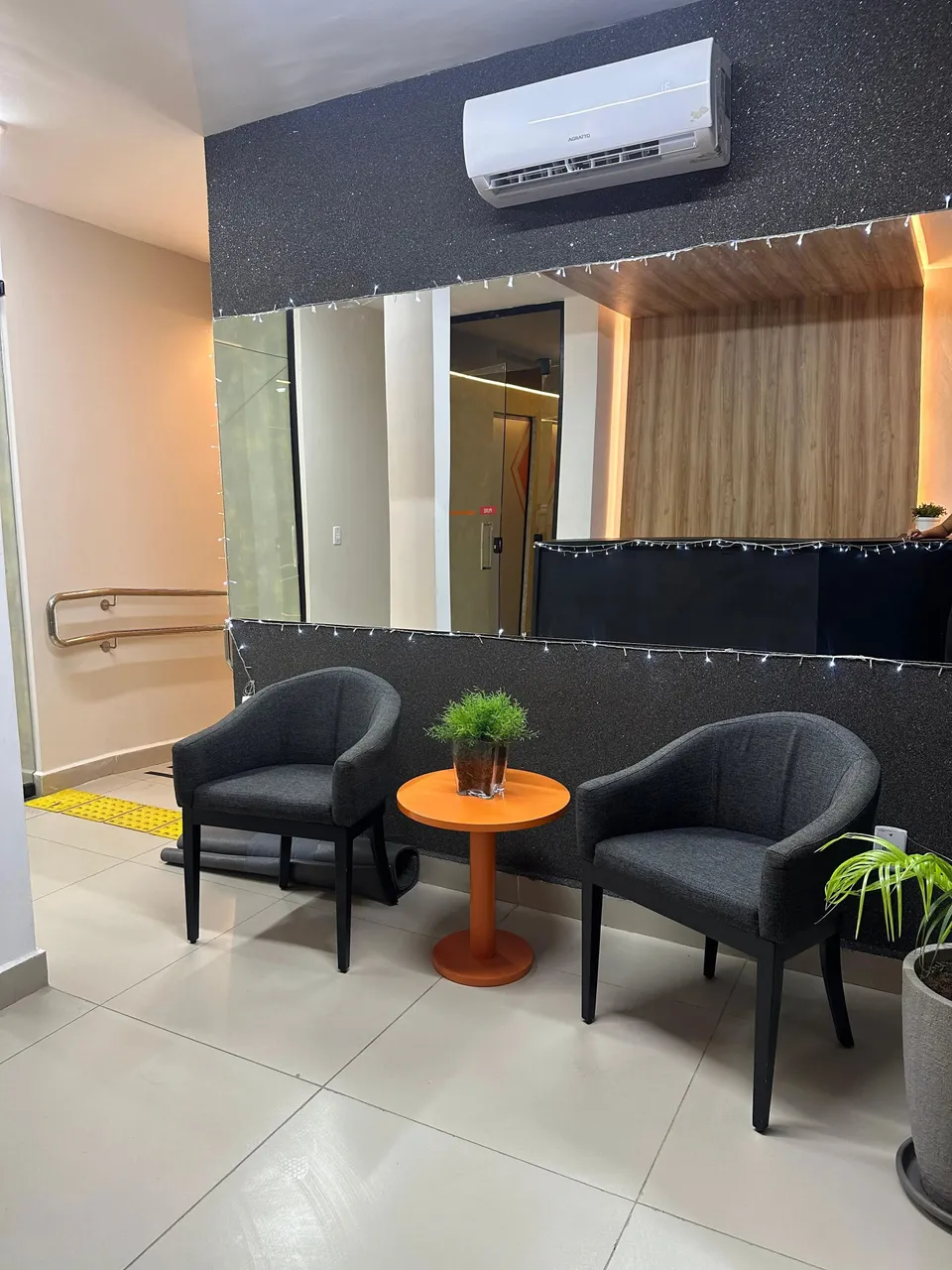 Galeria para aluguel possui 7 lojas em Candelária - Natal - RN