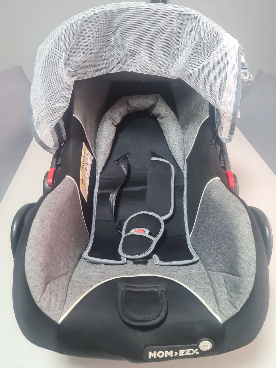 Bebê conforto Mom Ezy Pro com mosquiteiro
