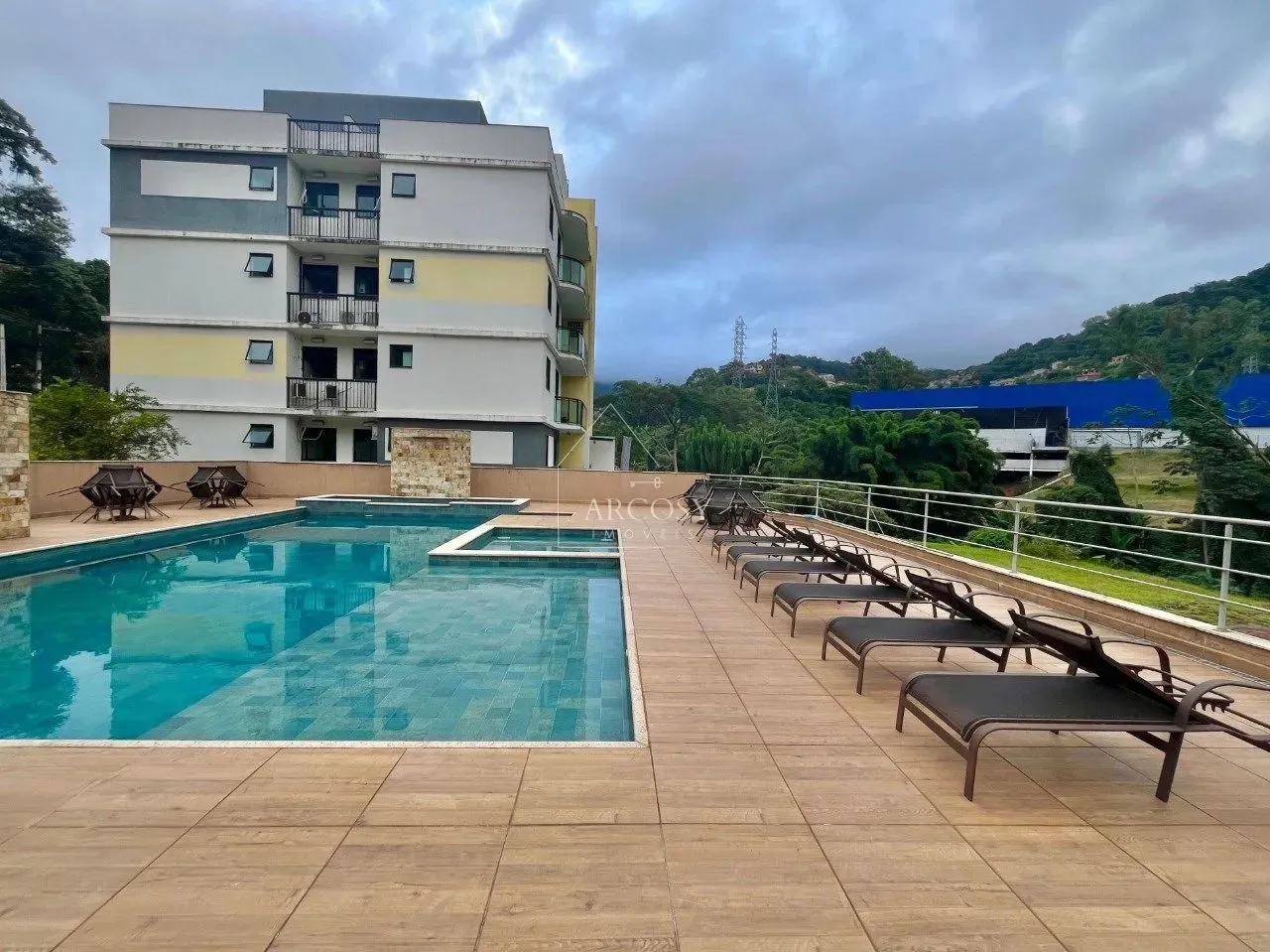 Apartamento reformado com 2 quartos, sendo 1 suíte, sala ampla, cozinha planejada e varand