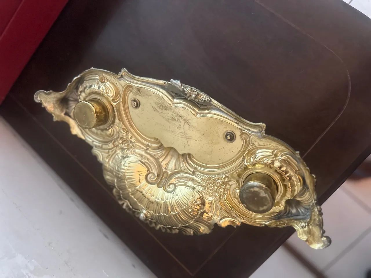 Porta-canetas antigo em madeira e metal dourado