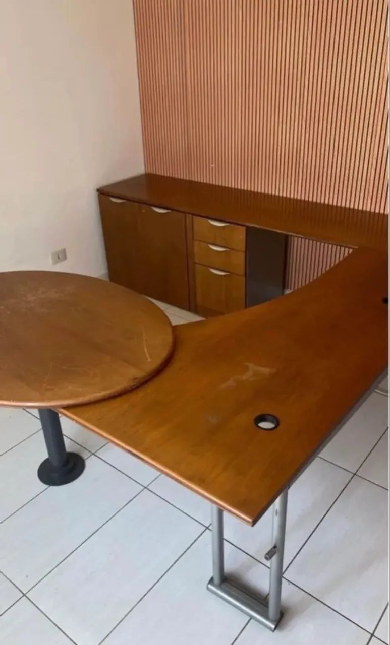 Mesa para escritório em madeira e ferro