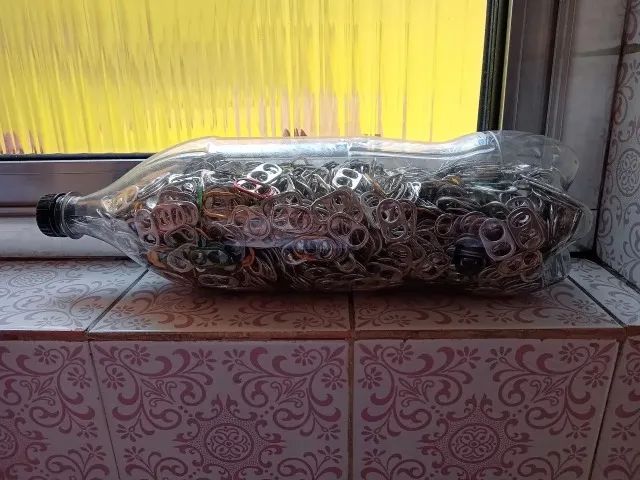 Garrafa Pet De 2L Com Lacres De Latinhas De Alumínio 1 Unidade.