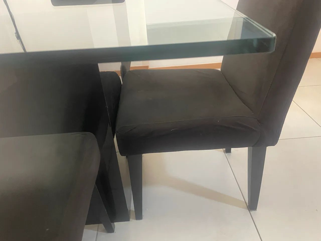 Mesa de vidro temperado 19 mm com 4 cadeiras pretas - Foto 4