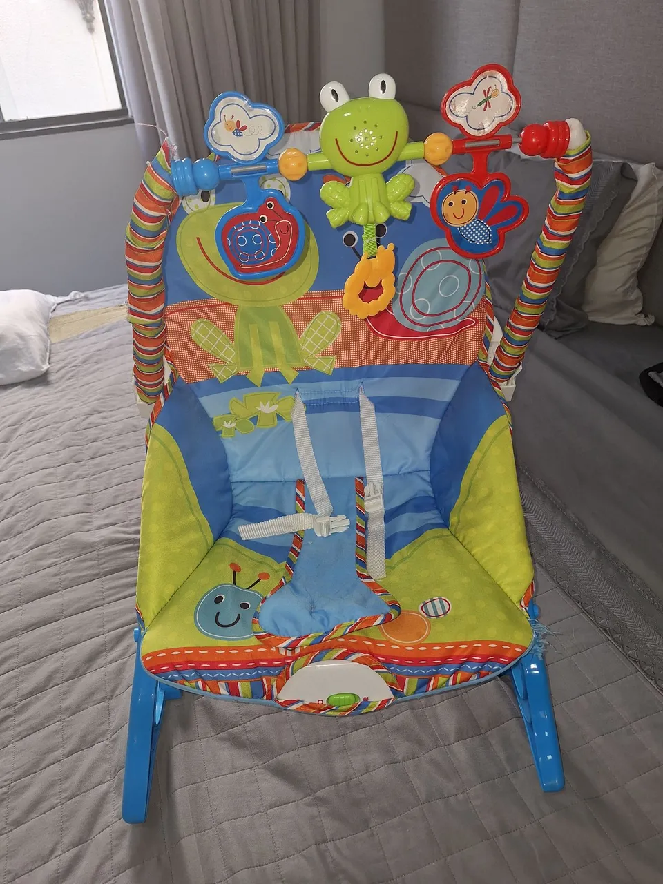 Cadeirinha de descanso e balanço infantil com brinquedos