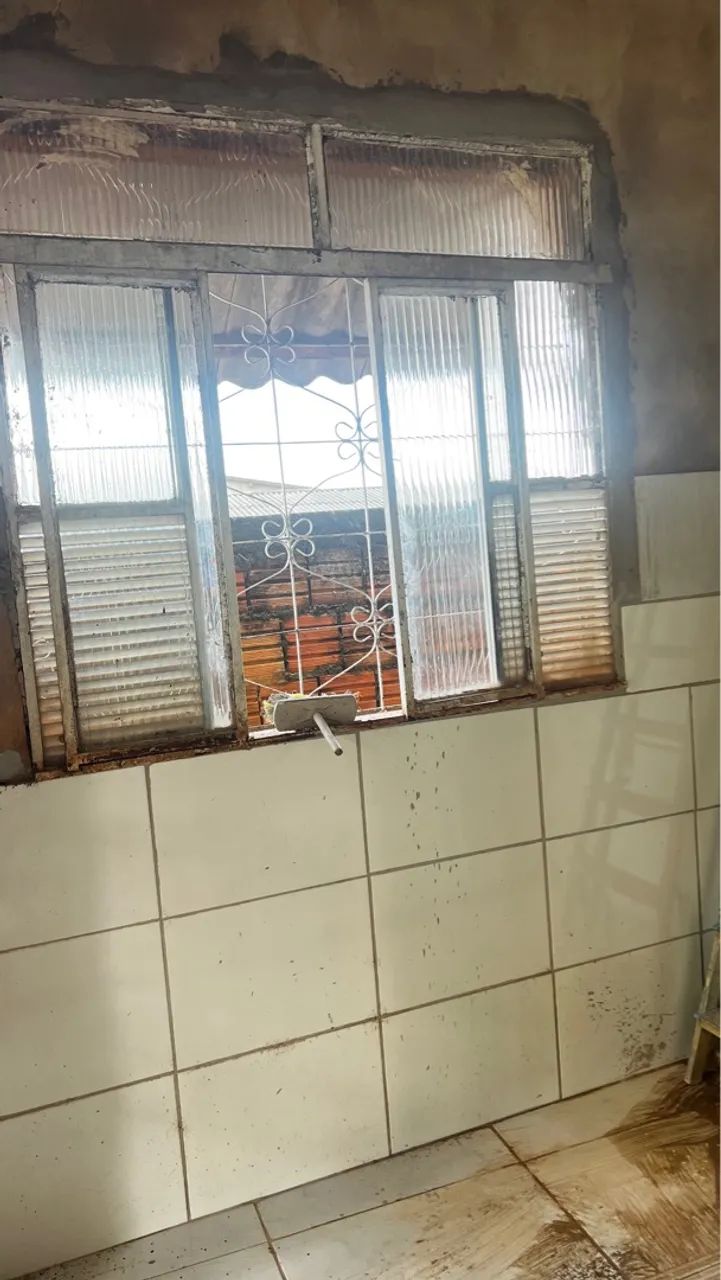 3 janelas de ferro , grade e vidro 