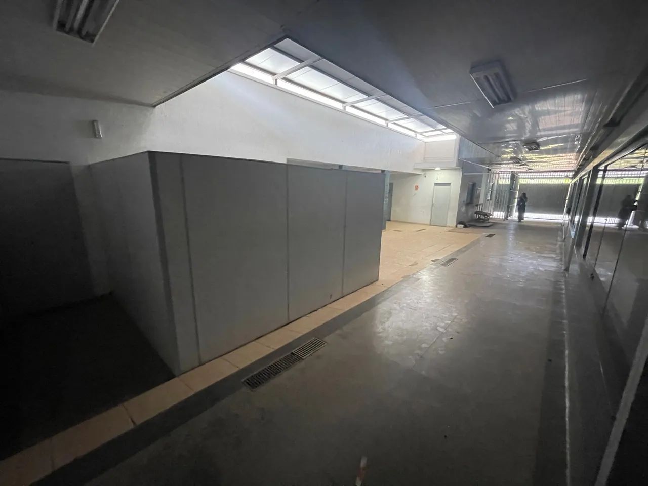 Prédio com 600 m2 em frente a EPNB, com amplo estacionamento - Foto 11