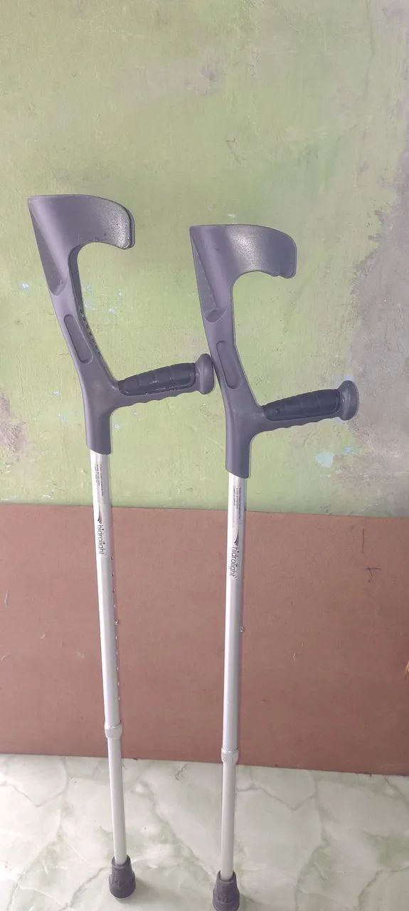 Vendo par de muletas ajustável 