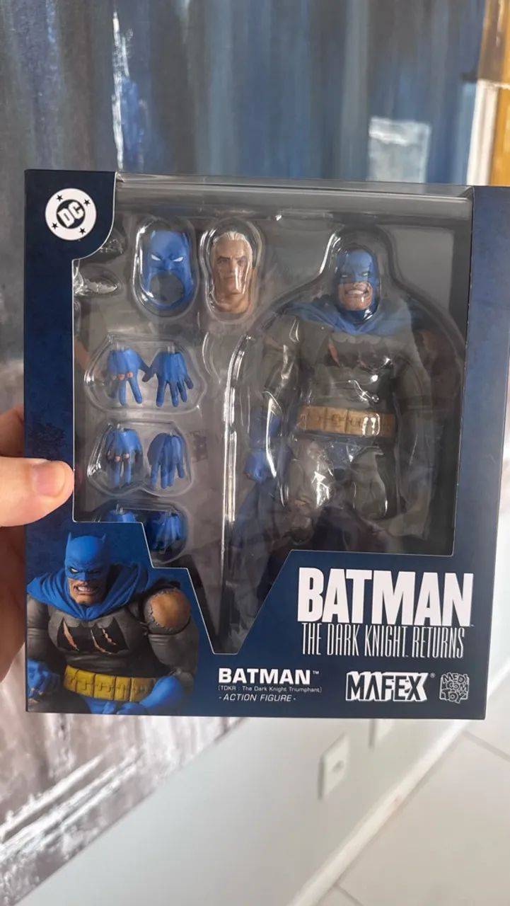 Mafex Batman DKR Triumphant  - Foto 2