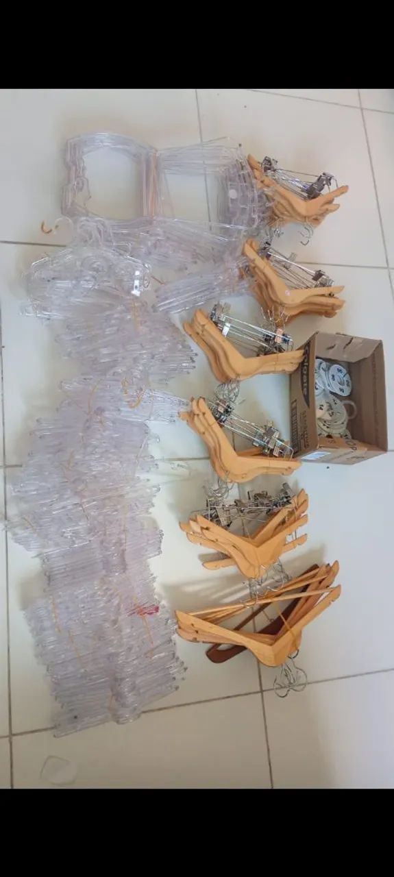 Cabides pra vender rapido 2$ de acrílico 5$ de madeira