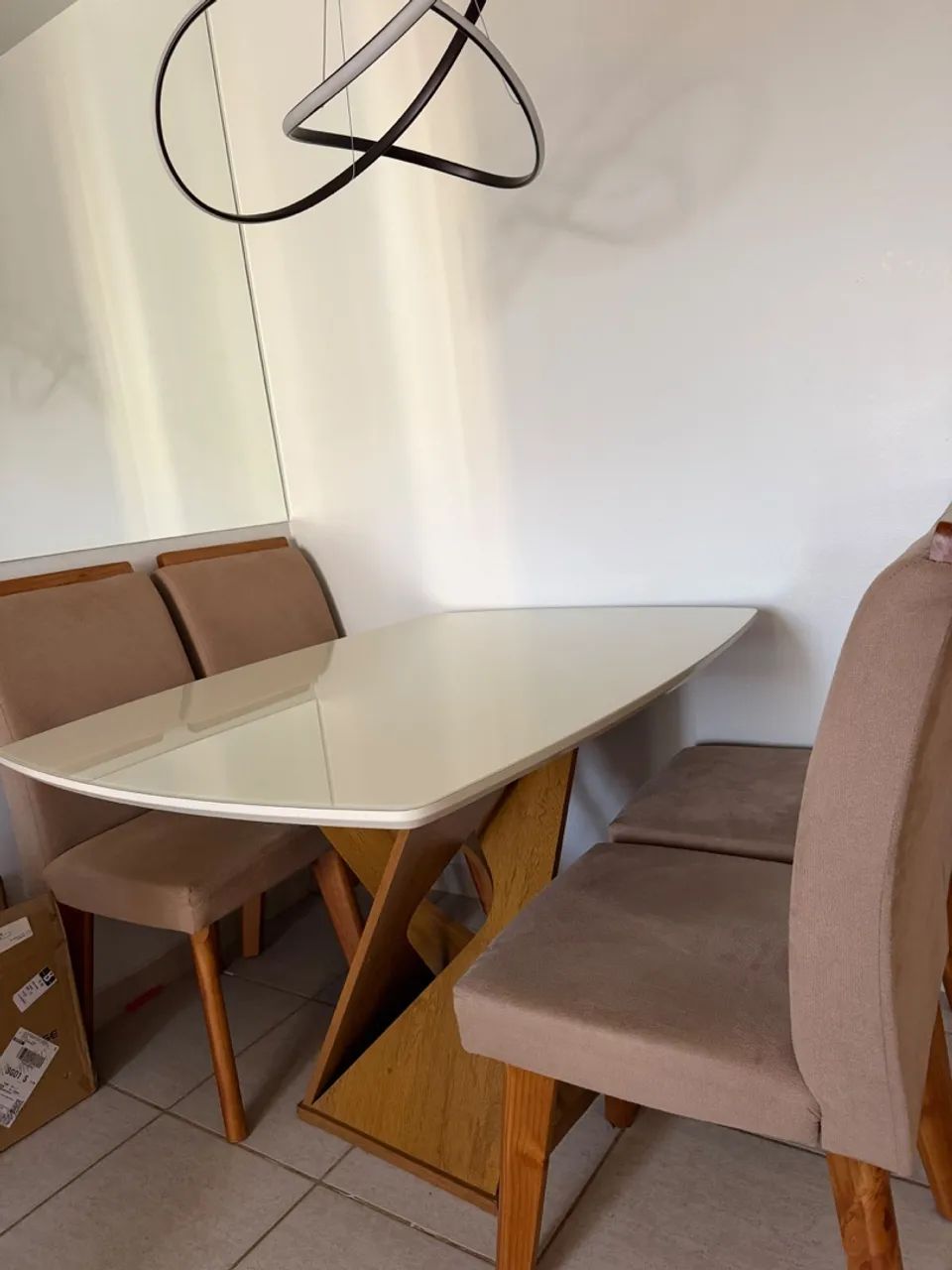 Mesa moderna com 4 cadeiras semi nova  - Foto 4
