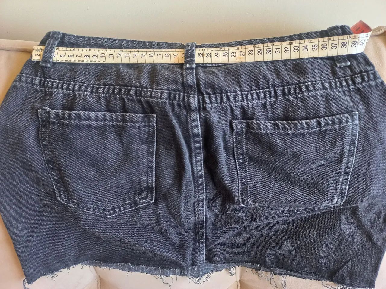 Mini Saia Jeans Preta com Detalhes - Foto 4