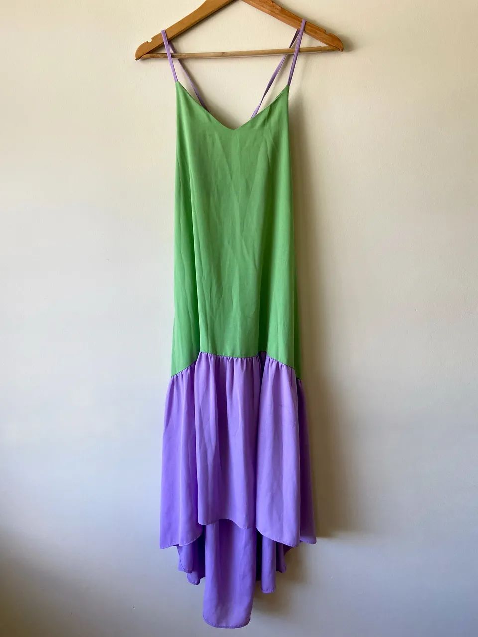 Vestido bicolor amarração nas costas 