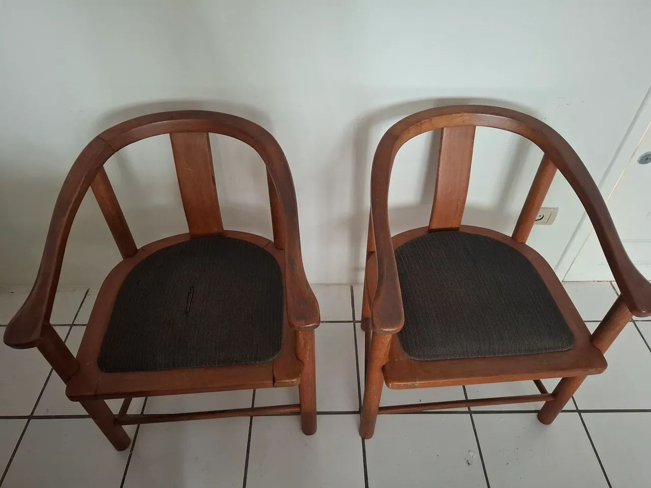 Dupla de cadeira de madeira massiça