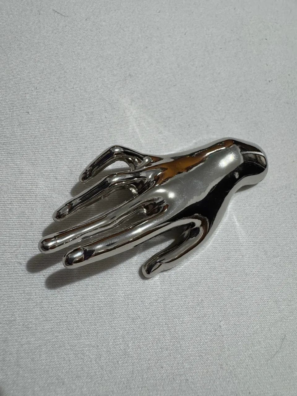 Broche de mão mãozinha prateada estilo schiaparelli  - Foto 3