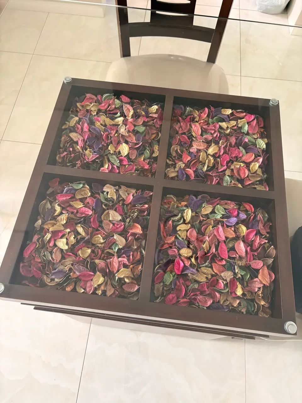 Mesa em madeira com tampo de vidro e 4 cadeiras  - Foto 4