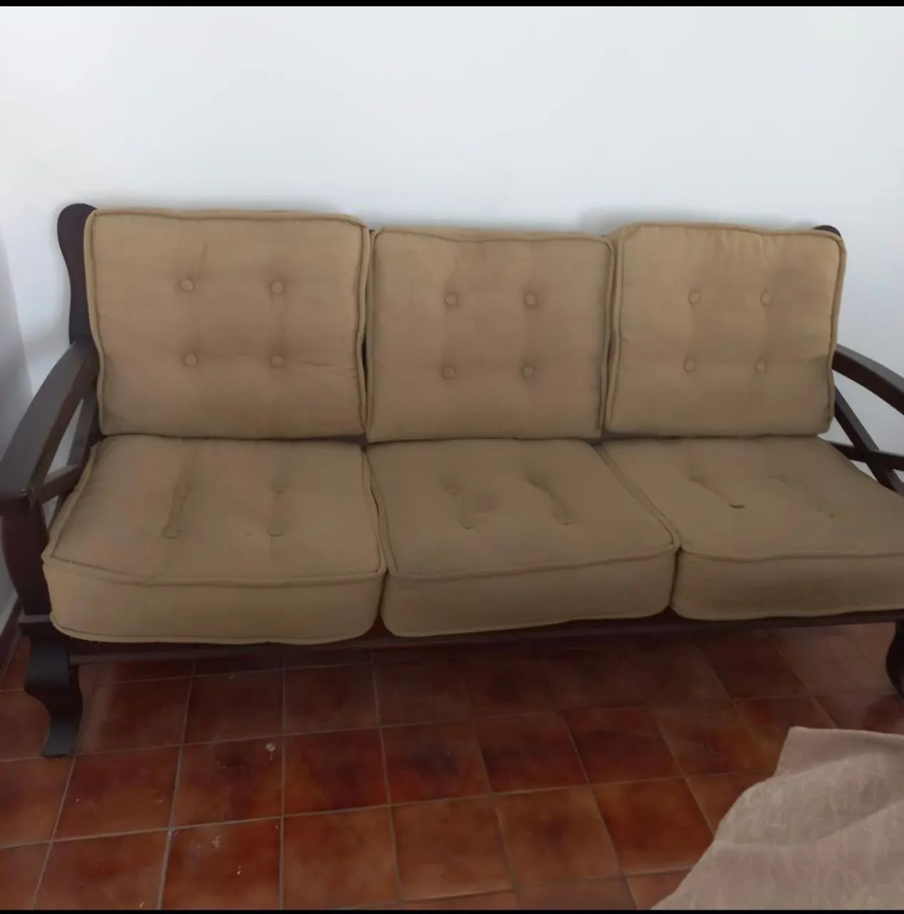 Conjunto de sofás clássicos em madeira maciça