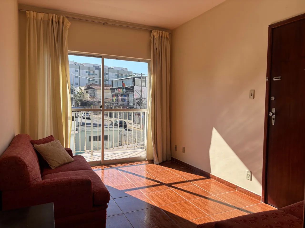 Apartamento mobiliado com varanda para locação