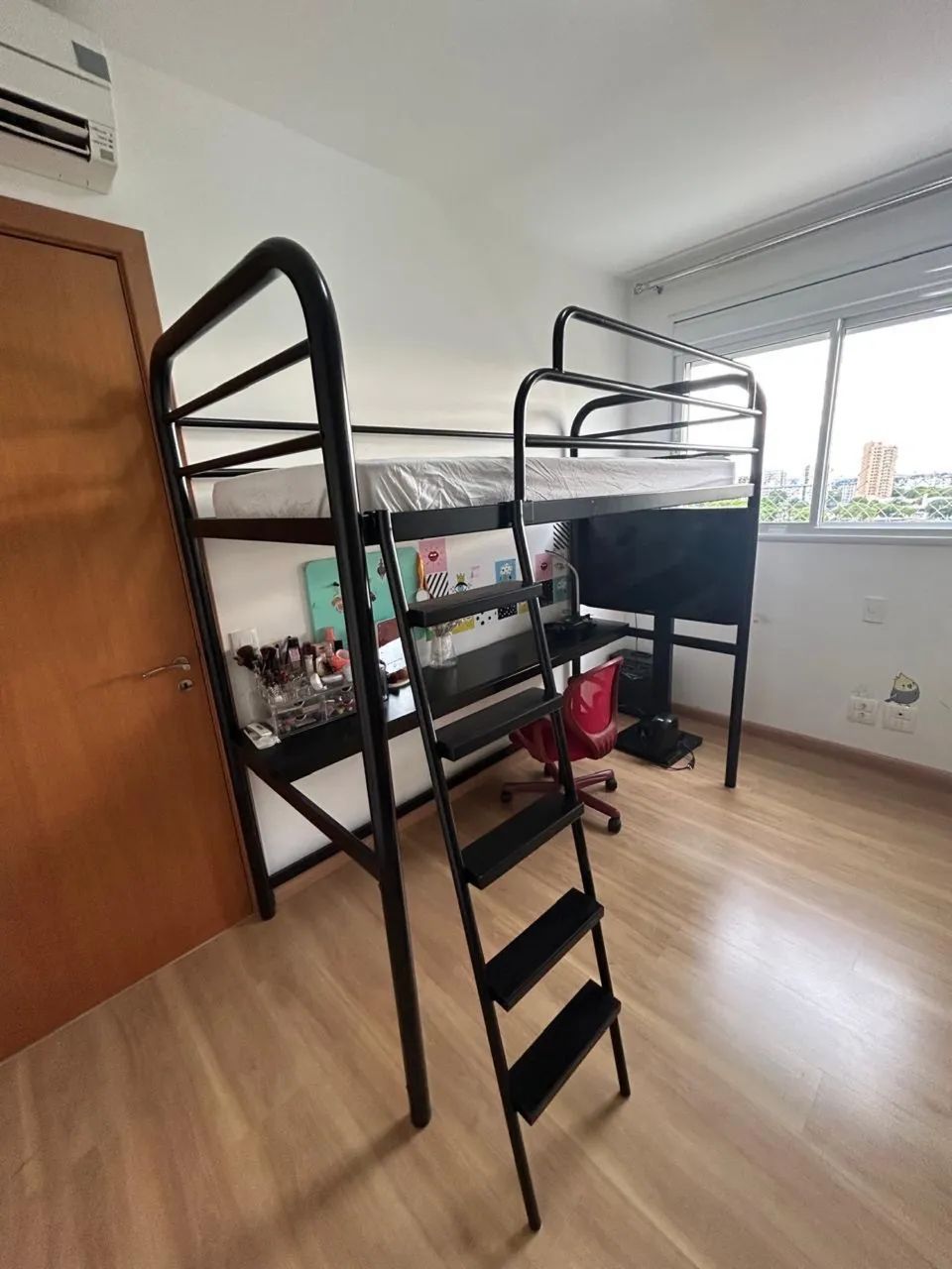 Cama Beliche com escrivaninha e escada